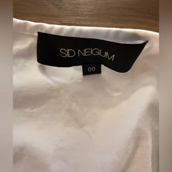 Elegant White V-Neck Blouse - Picture 2 of 4